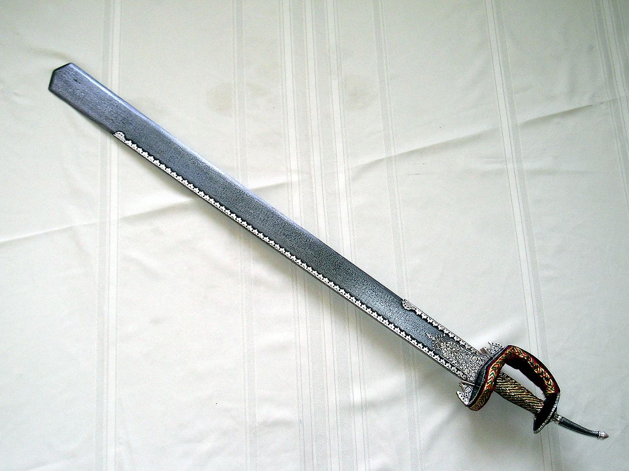 Pleins feux sur l'épée : le Khanda