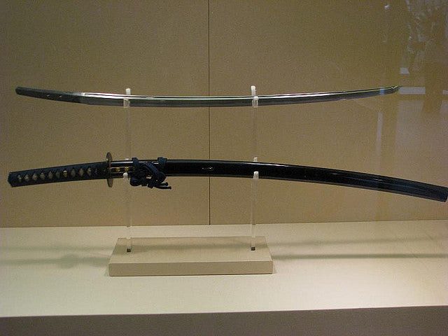 Wie japanische Klingenschmiede die gebogene Klinge des Katanas herstellten