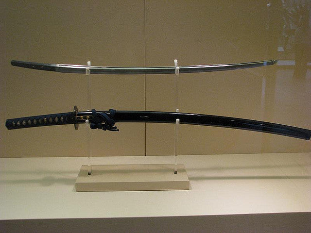 Cómo los artesanos japoneses fabricaron la hoja curva de la Katana